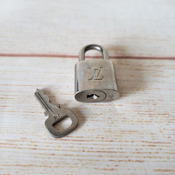 RARE! Authentic Louis Vuitton #312 Lock and Key Set Silver 300 Series Padlock - Picture 1 of 12